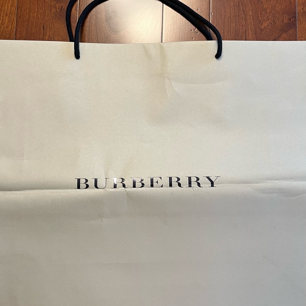 Burberry large shopping bag with plaid interior. - Picture 8 of 10
